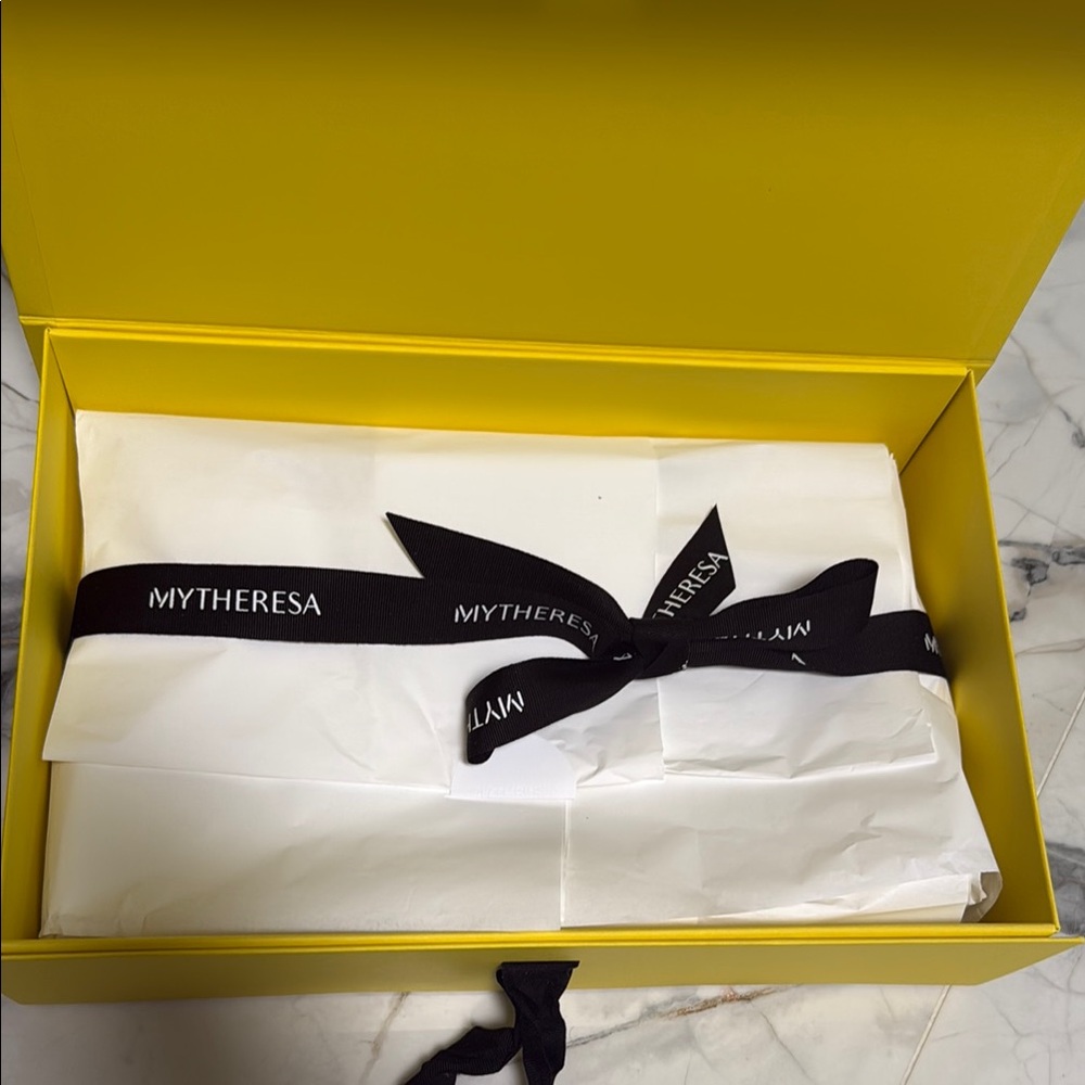 MYTHERESA Yellow Gift Box - Picture 4 of 12